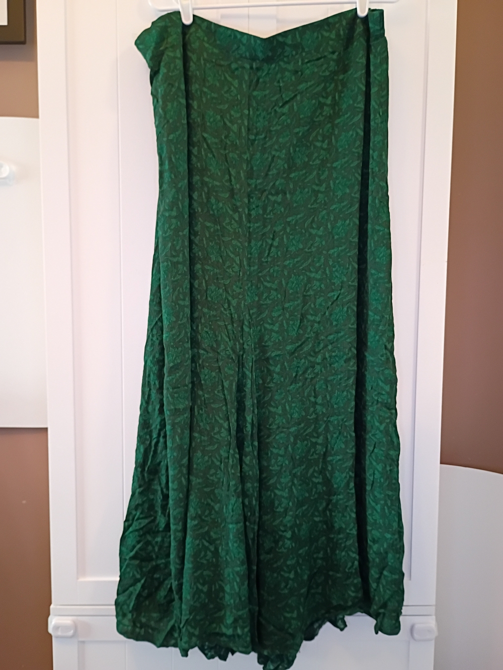 bobeau Emerald Green Maxi Skirt with Subtle Leaf Pattern